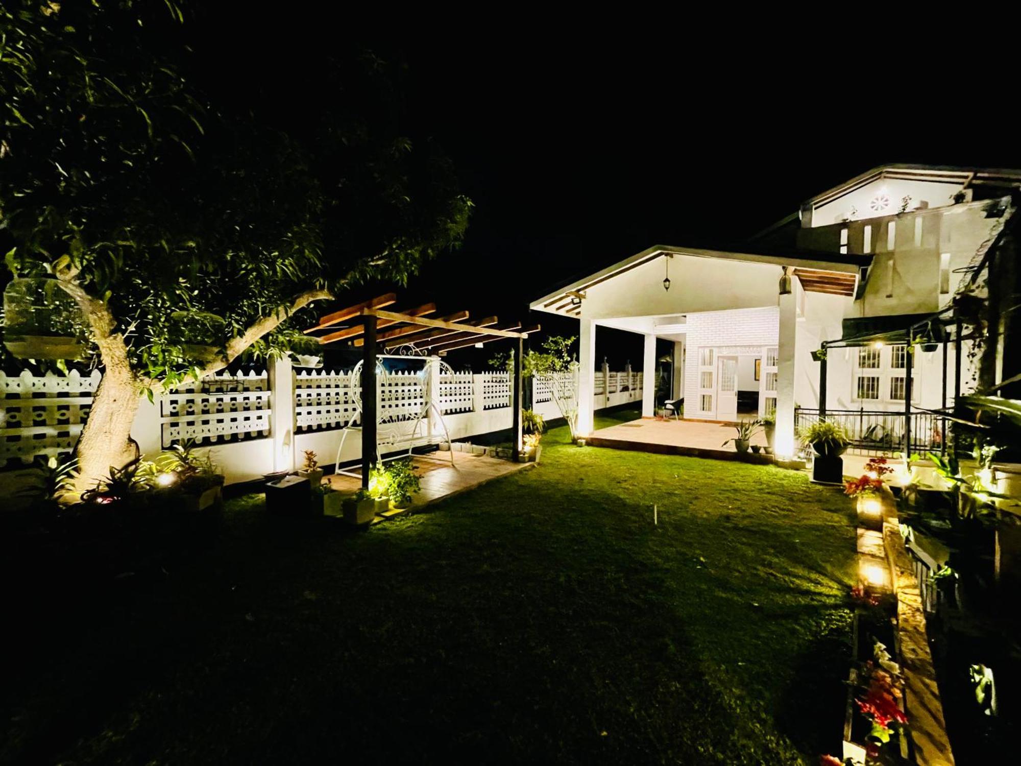 Ayur Ayur White Sail Villa Dalupotha Exterior foto