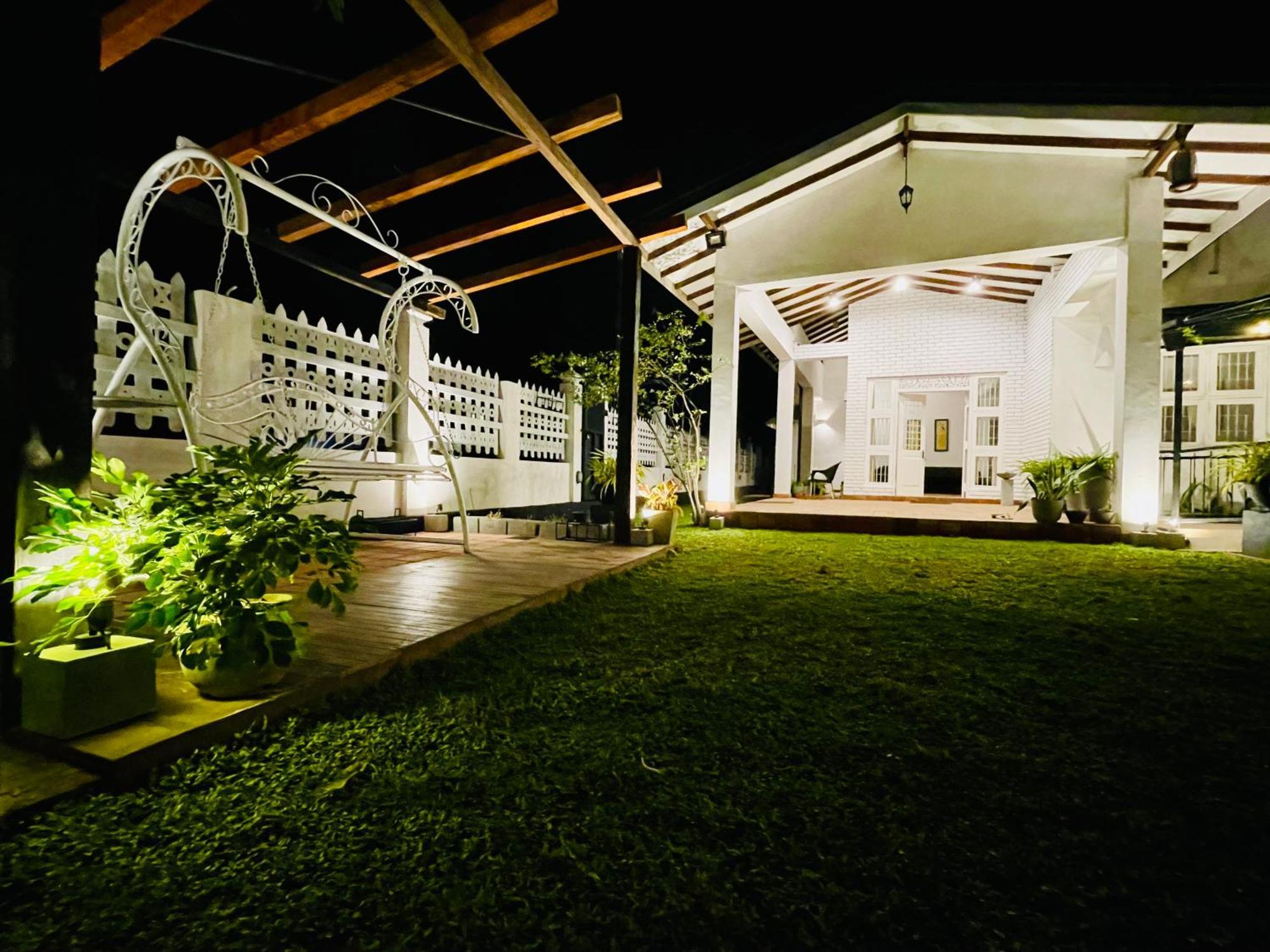 Ayur Ayur White Sail Villa Dalupotha Exterior foto